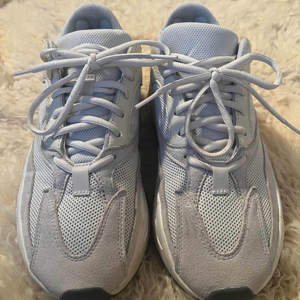 Yeezy boost 700 in analog. Men’s 8.5/women’s 10.